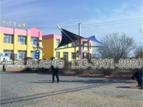 乌兰浩特额尔格图镇卫生院张拉膜车棚景观